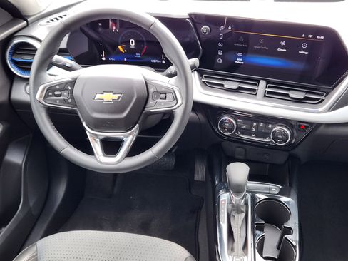 Certified 2025 Chevrolet Trax LT w/ LT Convenience Package image 9