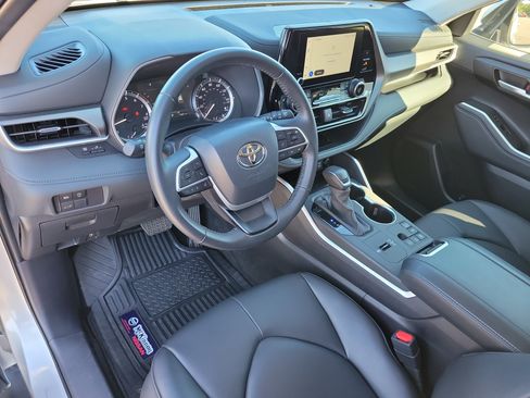 Used 2024 Toyota Highlander XLE FWD image 8
