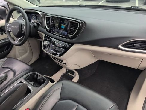 Used 2023 Chrysler Pacifica Touring-L FWD image 27