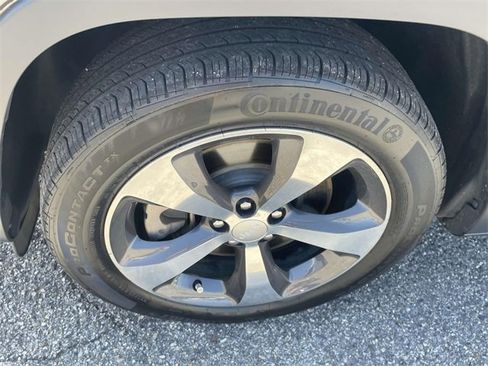 Used 2019 Jeep Cherokee Limited image 11