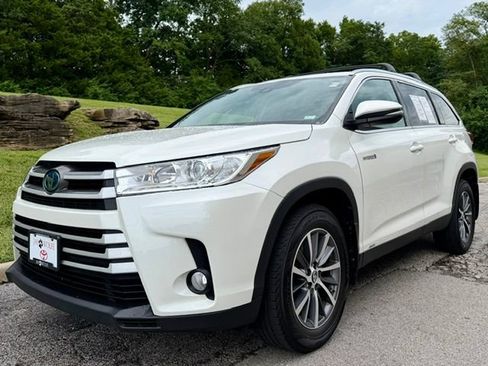 Used 2019 Toyota Highlander XLE AWD/4WD image 2