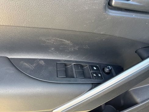 Used 2025 Toyota Corolla Cross LE image 12