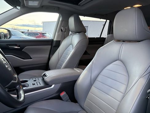 Used 2023 Toyota Highlander XLE image 5