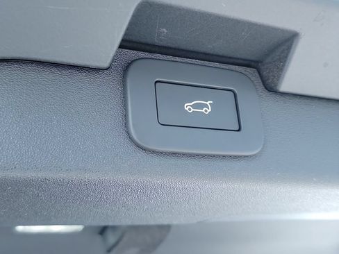 Used 2025 Land Rover Discovery Metropolitan Edition AWD/4WD image 12