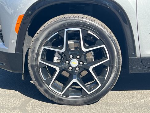 Used 2025 Chevrolet Traverse High Country FWD image 26