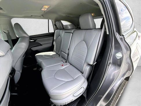 Used 2021 Toyota Highlander XLE FWD image 28