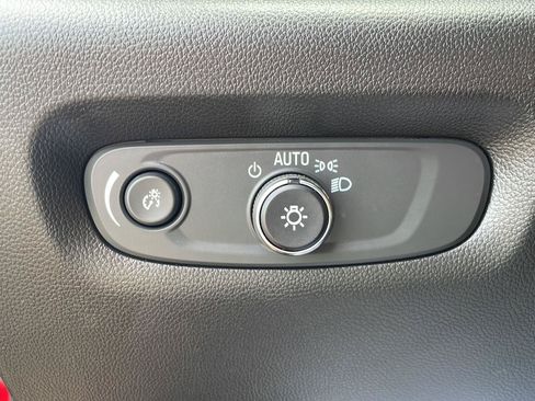 Used 2023 Chevrolet Traverse LT w/ LT Premium Package FWD image 13