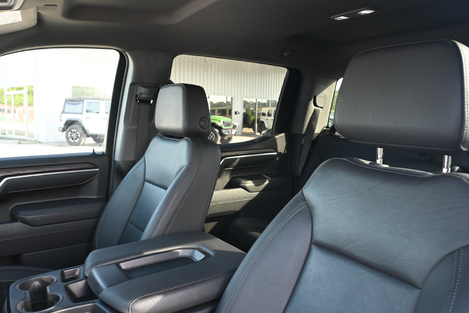 Used 2025 GMC Sierra 1500 SLT AWD/4WD image 12