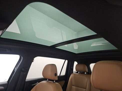 Used 2023 Volkswagen Tiguan SE w/ Panoramic Sunroof Package image 27