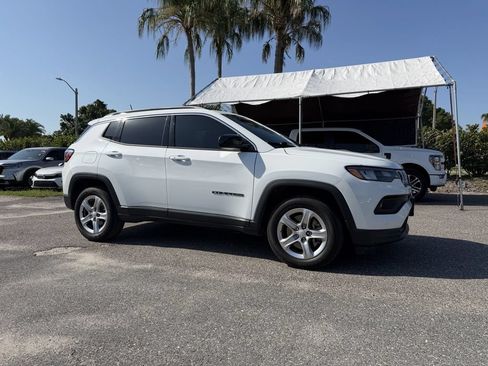 Used 2023 Jeep Compass Latitude AWD/4WD image 2