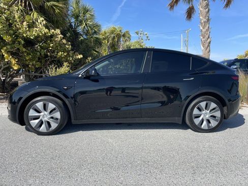 Used 2023 Tesla Model Y AWD image 2
