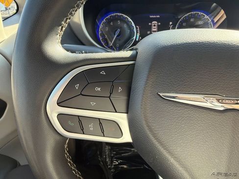 Used 2023 Chrysler Pacifica Touring-L FWD image 24