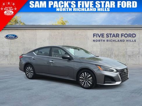 Used 2024 Nissan Altima 2.5 SV image 2