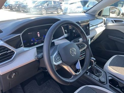 Used 2025 Volkswagen Taos SE image 12