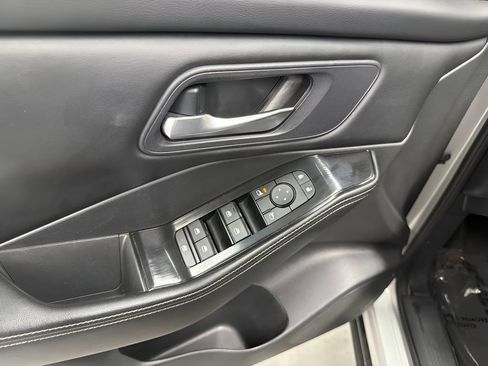 Used 2024 Nissan Rogue SV FWD image 12