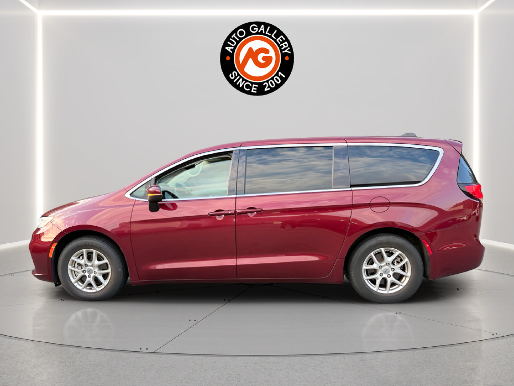 Used 2023 Chrysler Pacifica Touring-L FWD image 4