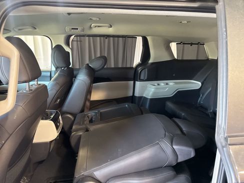 Used 2024 Kia Carnival EX image 13