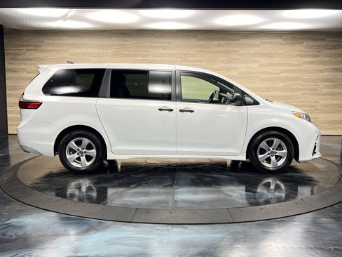 Used 2020 Toyota Sienna L image 9