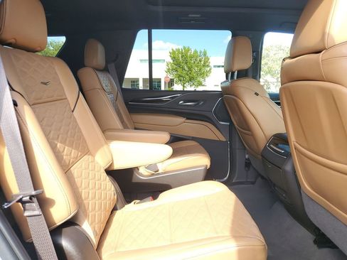 Used 2022 Cadillac Escalade Premium Luxury image 22