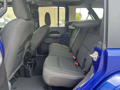 Used 2019 Jeep Wrangler Unlimited Sahara w/ Cold Weather Group AWD/4WD image 11