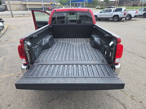 Used 2017 Toyota Tacoma SR5 AWD/4WD image 23