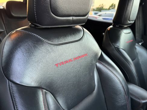 Used 2017 Jeep Renegade Trailhawk w/ Premium Trailhawk Package AWD/4WD image 20