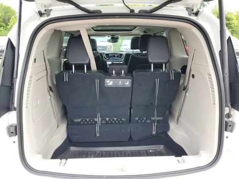Used 2021 Chrysler Pacifica Limited w/ Uconnect Theater Family Group FWD image 7