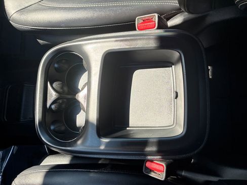 Used 2025 Chrysler Pacifica Select FWD image 26