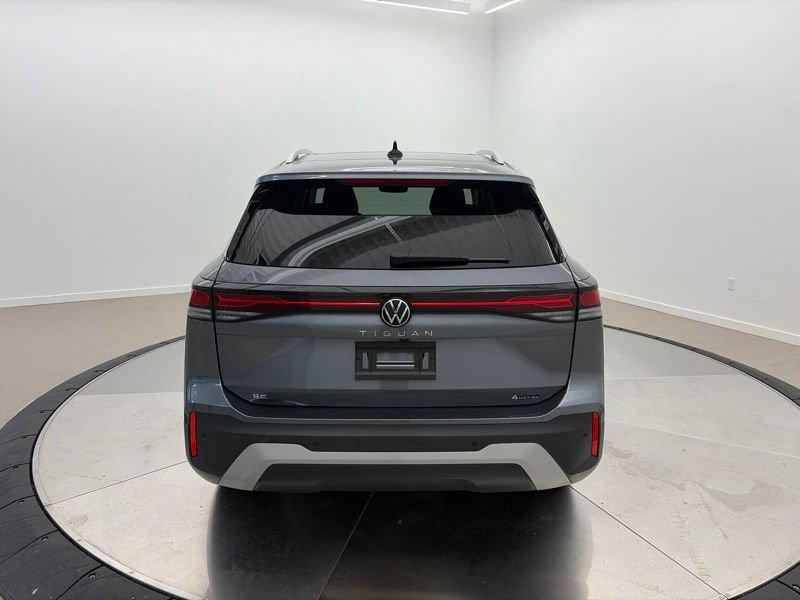 Used 2025 Volkswagen Tiguan SE w/ Panoramic Sunroof Package AWD/4WD image 4