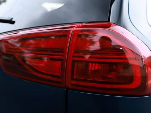Used 2020 Kia Niro EX Premium FWD image 27