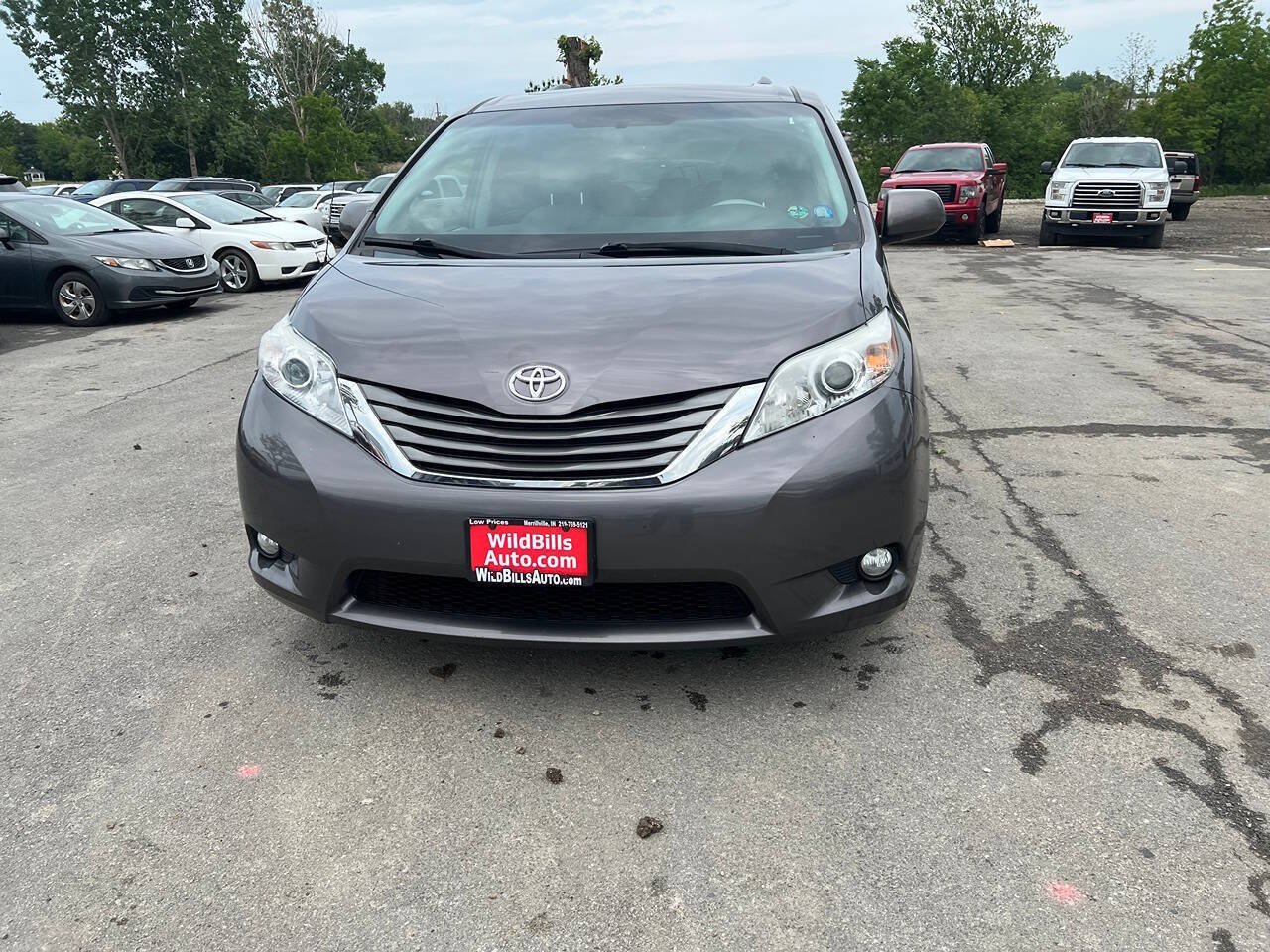 Used 2012 Toyota Sienna XLE w/ Entertainment Pkg FWD image 2