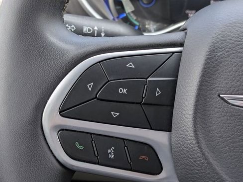 Used 2023 Chrysler Pacifica Touring-L FWD image 28
