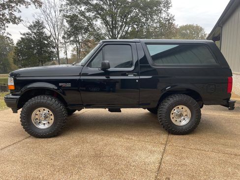 Used 1995 Ford Bronco XLT AWD/4WD image 2