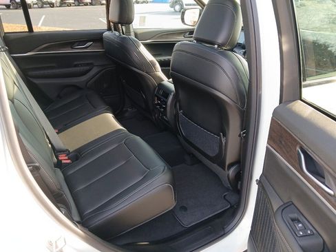 New 2025 Jeep Grand Cherokee Limited image 30