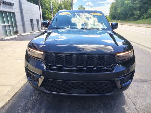 Certified 2024 Jeep Grand Cherokee Limited w/ Black Appearance Package AWD/4WD image 3