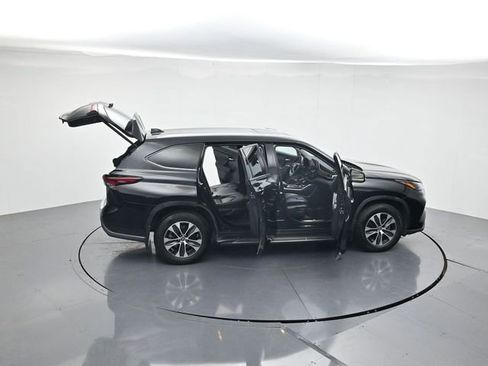 Used 2024 Toyota Highlander XLE AWD/4WD image 52