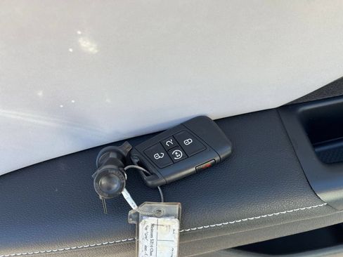 Used 2026 Volkswagen Taos SE AWD/4WD image 17