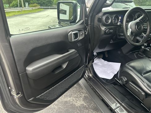 Used 2019 Jeep Wrangler Unlimited Sahara w/ Quick Order Package 24M Moab AWD/4WD image 12