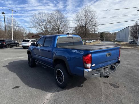 Used 2017 Toyota Tacoma TRD Off-Road image 3