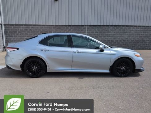 Used 2018 Toyota Camry XLE FWD image 2