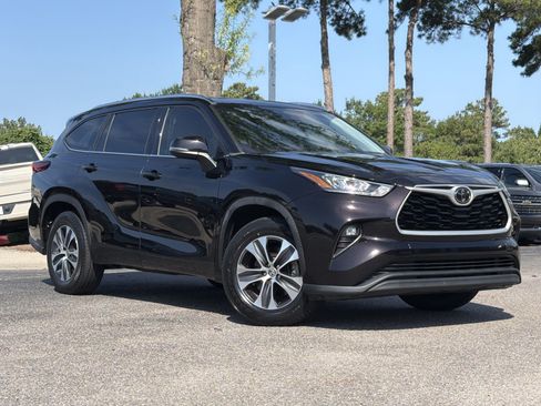Used 2020 Toyota Highlander XLE FWD image 2