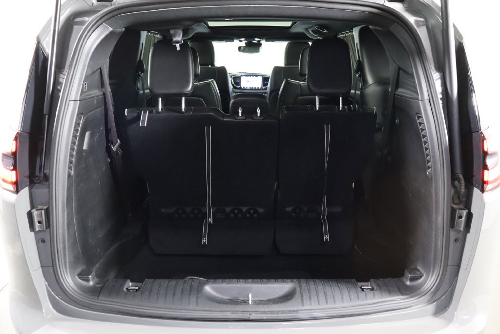 Used 2025 Chrysler Pacifica Limited FWD image 18