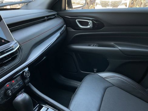 Used 2025 Jeep Compass Trailhawk image 36