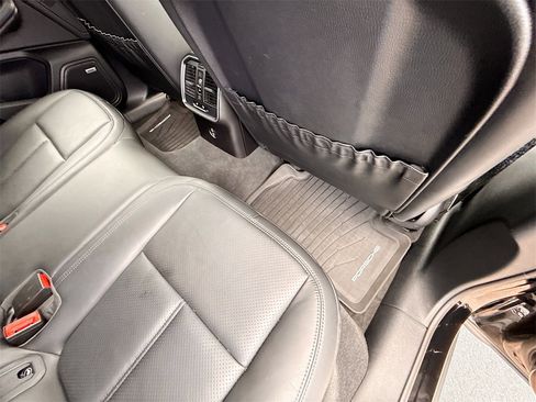 Used 2022 Porsche Macan S w/ Premium Package Plus image 32