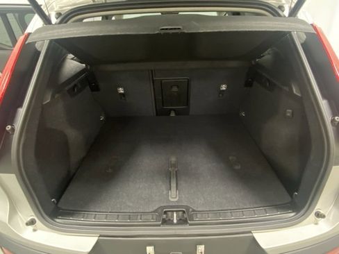 Used 2025 Volvo XC40 B5 Plus image 8