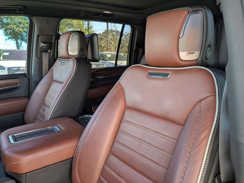 Used 2023 GMC Yukon XL Denali Ultimate image 11