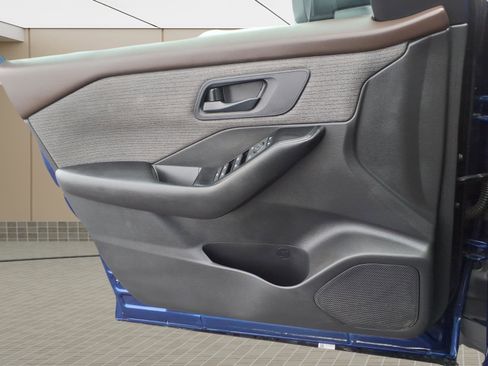 Used 2023 Nissan Rogue S image 25