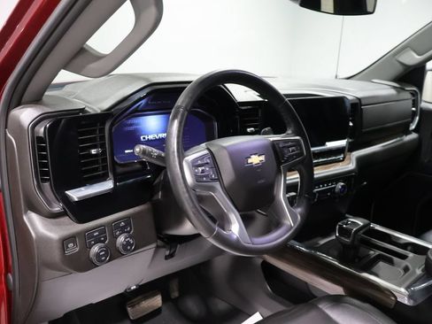Used 2023 Chevrolet Silverado 1500 LT w/ Leather Package AWD/4WD image 16
