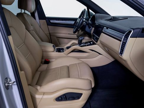 Certified 2023 Porsche Cayenne Platinum Edition image 8