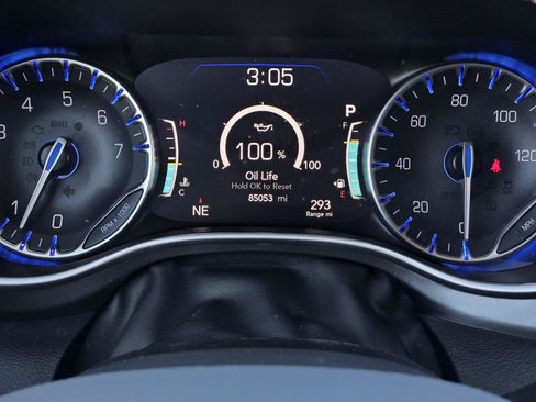 Used 2024 Chrysler Pacifica Touring-L FWD image 17